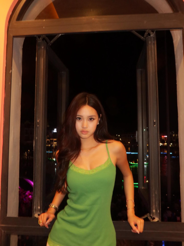 鍾麗緹細女日落下晒魔鬼身材超搶鏡！大個女盡得媽媽神基因接捧性感女神