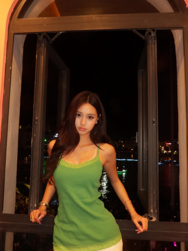 鍾麗緹細女日落下晒魔鬼身材超搶鏡！大個女盡得媽媽神基因接捧性感女神