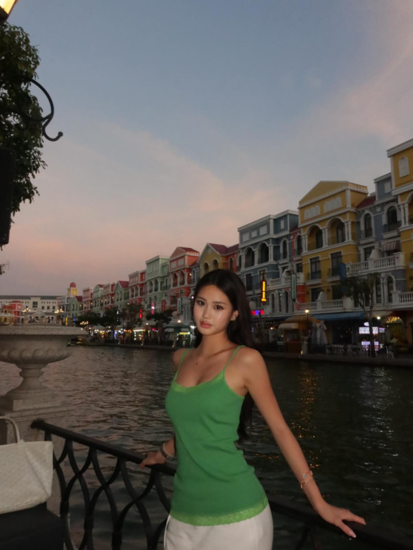 鍾麗緹細女日落下晒魔鬼身材超搶鏡！大個女盡得媽媽神基因接捧性感女神