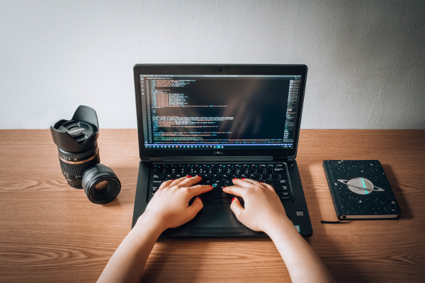 IT 神話破滅 AI 屠殺中層IT職位 3 年資歷「減價至 X 萬」仍無人請 網民：做...反而更穩定