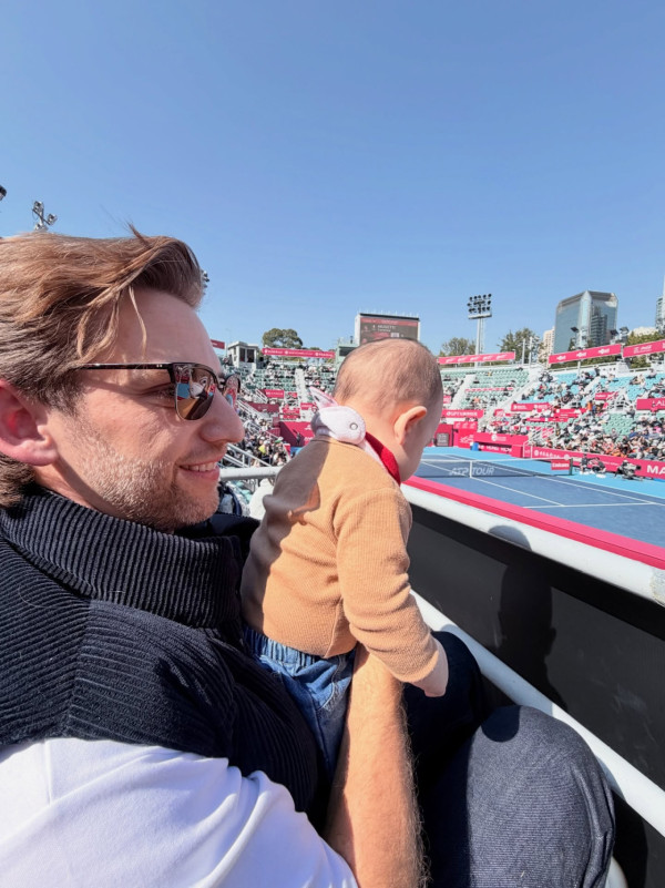 謝婷婷7個月大囝囝正面照罕有曝光！混血精靈樣似足靚仔外籍爸爸