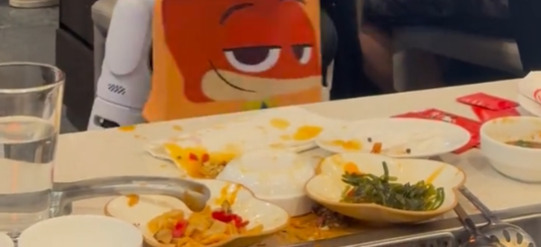 【有片】美國海底撈機械人表演變「拆場」？失控拍枱倒瀉碗碟遭3店員「制伏」　網民：智能叛變