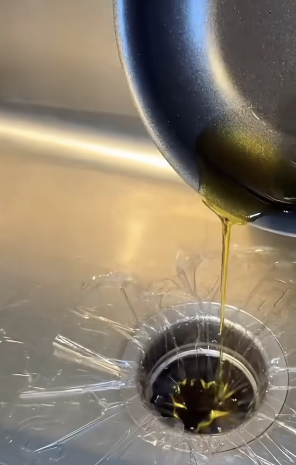剩湯剩油勿直倒馬桶鋅盤！苦主警告隨時塞爆 達人教6招正確去油