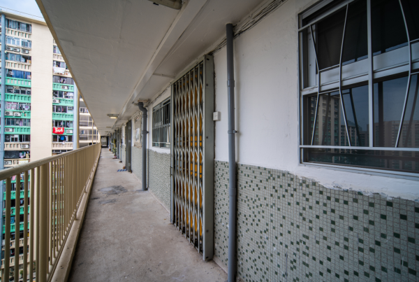 公屋食煙惹鄰居「貼街招」公審！喺屋企食會否扣分？房署：呢個位即扣5分