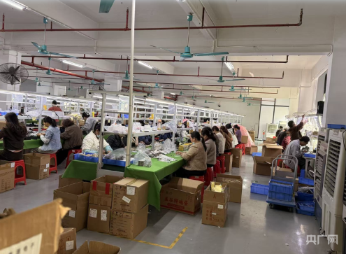 央視踢爆假3C黑心尿袋產業鏈3大陰招「套牌」 塞二手廢電芯惹火隨時變炸彈 