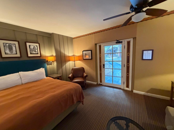 九龍5星酒店連環撞鬼！電視半夜狂播雪花 獨住女崩潰逃亡揭猛鬼經歷