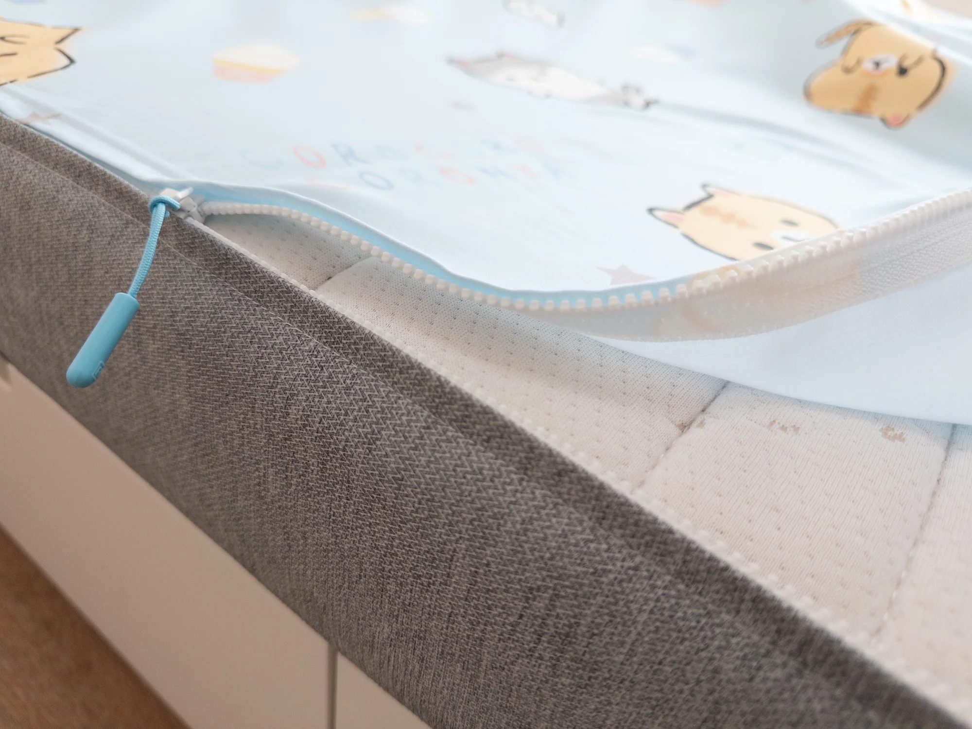 換床單免抬床褥？港人瘋傳神級「拉鍊床單」秒換洗 網民激推：救返條腰！