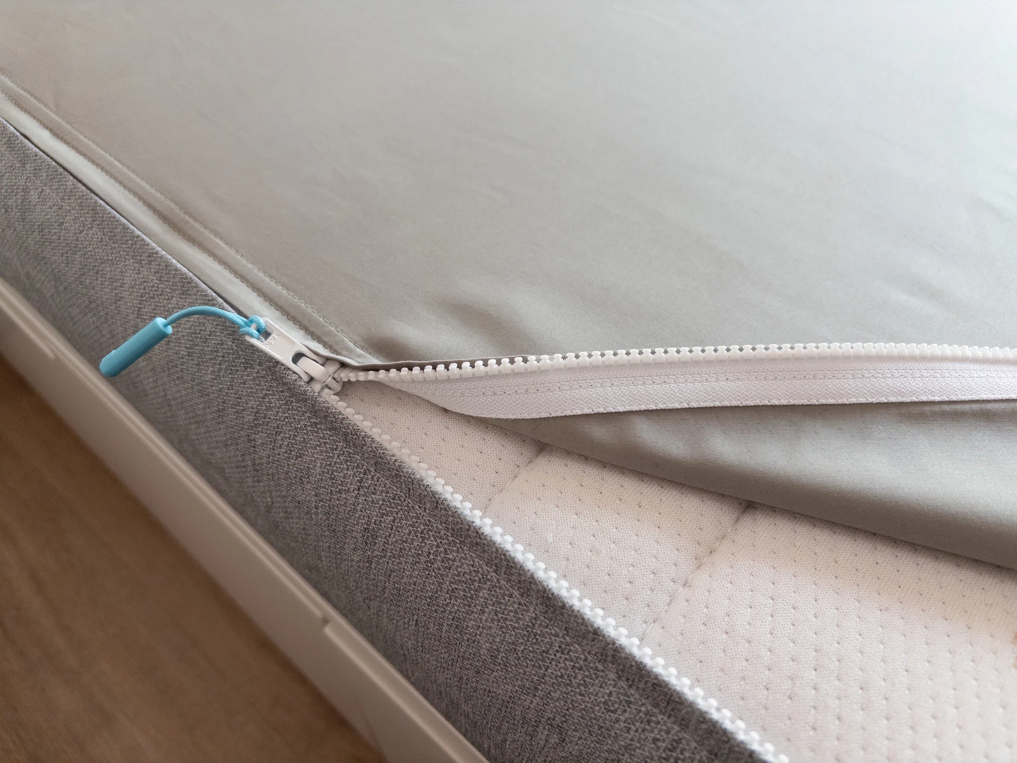 換床單免抬床褥？港人瘋傳神級「拉鍊床單」秒換洗 網民激推：救返條腰！