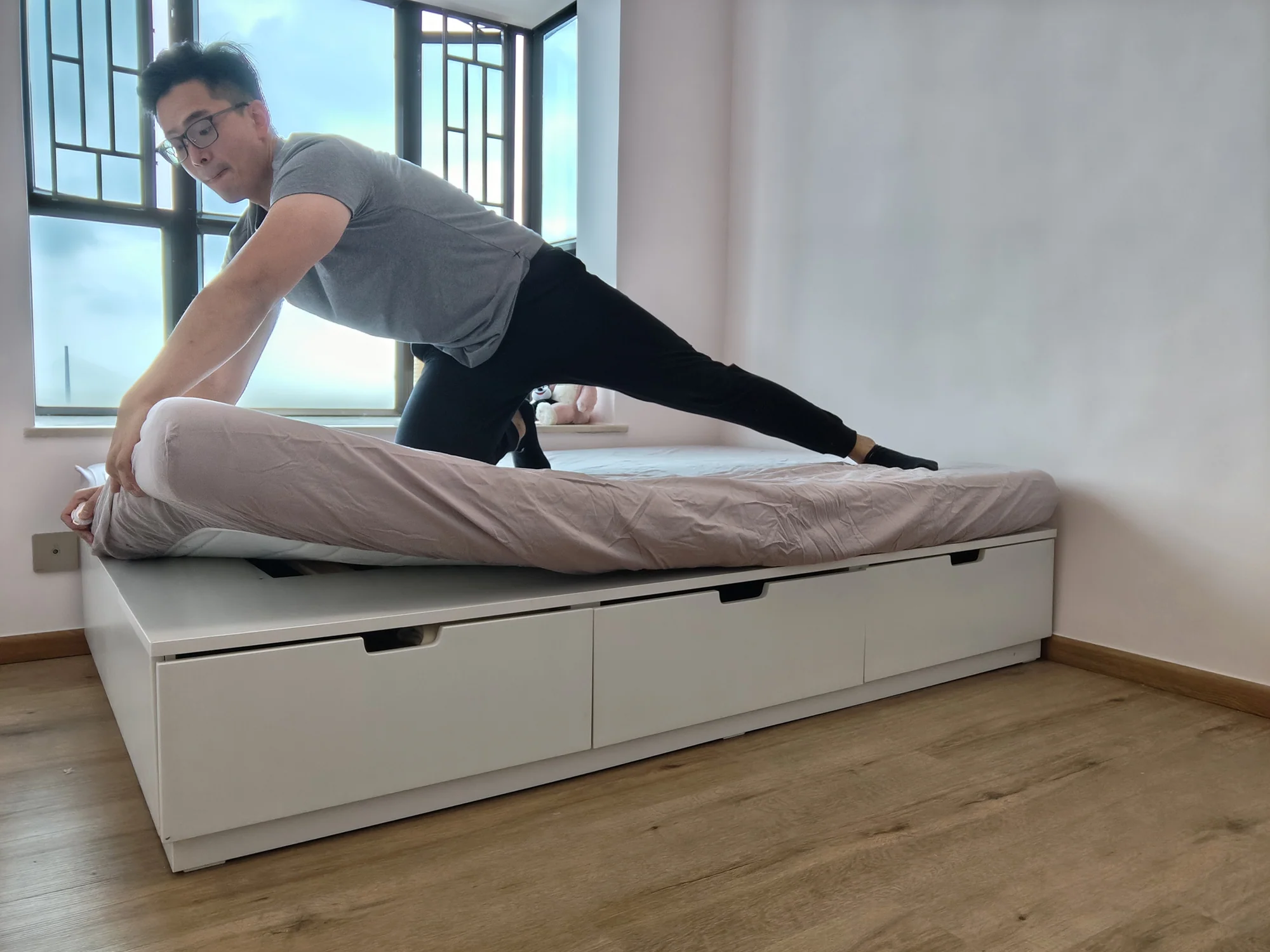 換床單免抬床褥？港人瘋傳神級「拉鍊床單」秒換洗 網民激推：救返條腰！