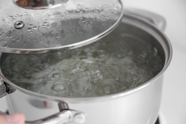 不銹鋼煲發黃燒焦唔使掉!網民實測廚房「平價4寶」浸完秒變新煲極解壓