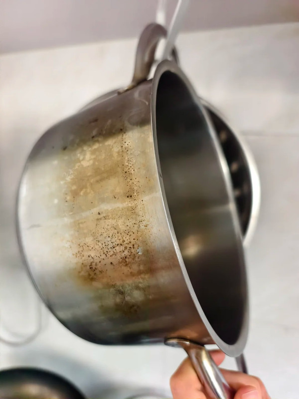 不銹鋼煲發黃燒焦唔使掉！網民實測廚房「平價4寶」浸完秒變新煲極解壓