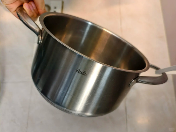 不銹鋼煲發黃燒焦唔使掉!網民實測廚房「平價4寶」浸完秒變新煲極解壓