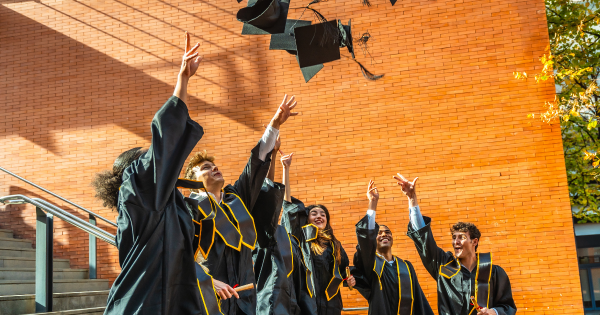 歷史系博士走去做機場保安？網民嘆文科悲歌 揭1原因：隨時升得快過你