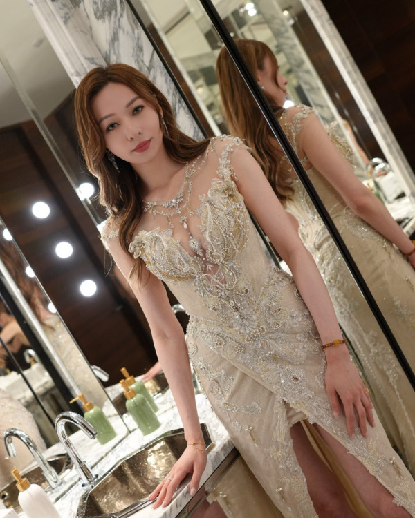 「最隱形港姐冠軍」懷才不遇星途唏噓！性感搶焦透視胸前夾寶石震撼眼球