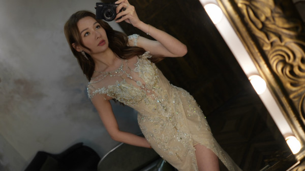 「最隱形港姐冠軍」懷才不遇星途唏噓！性感搶焦透視胸前夾寶石震撼眼球