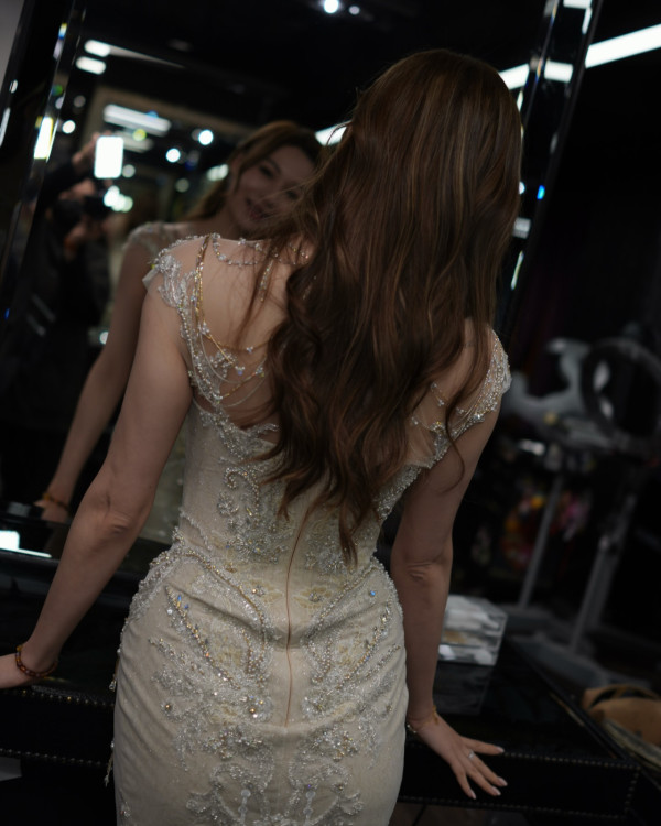 「最隱形港姐冠軍」懷才不遇星途唏噓！性感搶焦透視胸前夾寶石震撼眼球