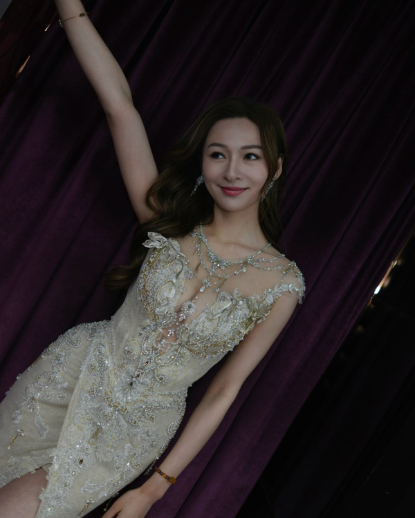 「最隱形港姐冠軍」懷才不遇星途唏噓！性感搶焦透視胸前夾寶石震撼眼球