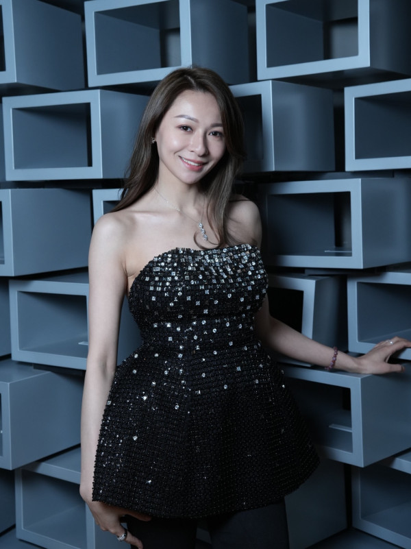 「最隱形港姐冠軍」懷才不遇星途唏噓！性感搶焦透視胸前夾寶石震撼眼球