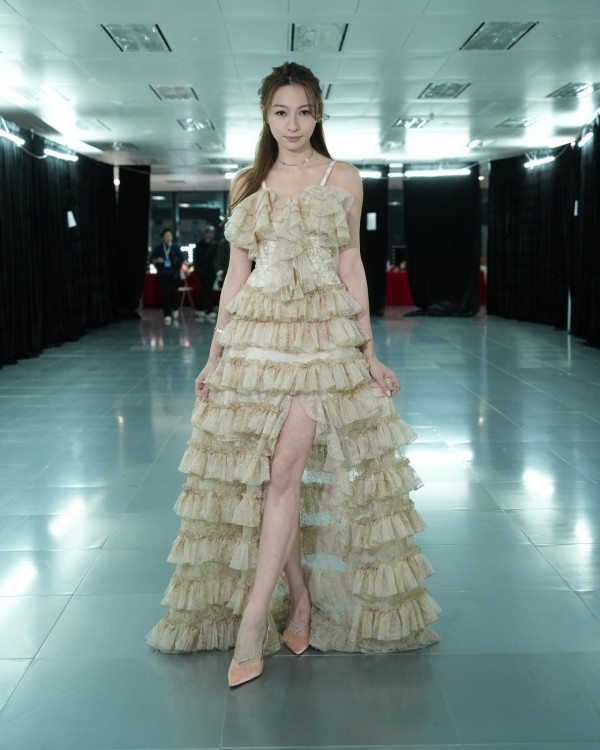 「最隱形港姐冠軍」懷才不遇星途唏噓！性感搶焦透視胸前夾寶石震撼眼球