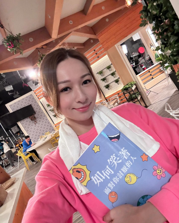 「最隱形港姐冠軍」懷才不遇星途唏噓！性感搶焦透視胸前夾寶石震撼眼球