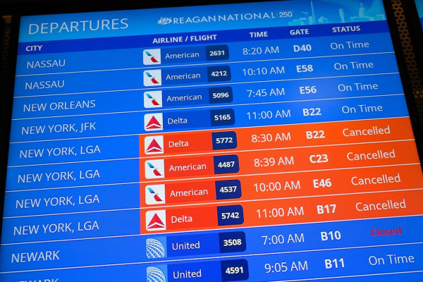 有片｜紐約機場客機與消防車相撞一刻曝光 正副機師罹難 塔台錄音揭疑指揮失誤 