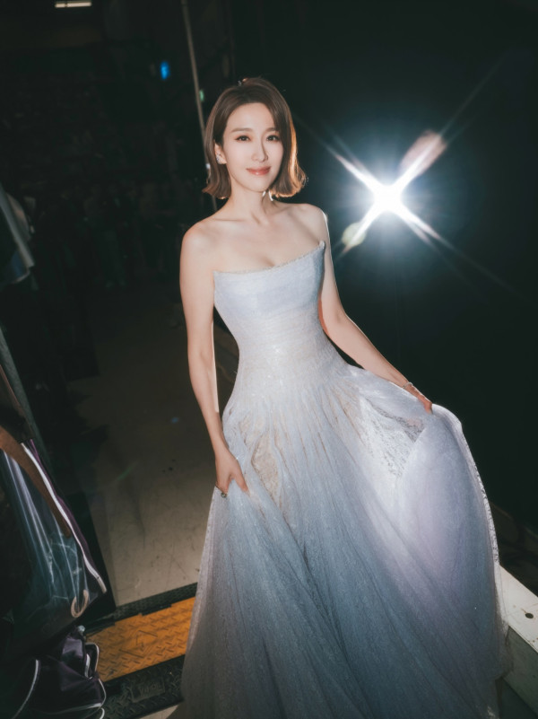 姚子羚夜蒲秘會富商斷正親暱行為曝光 傳新戀情男方背景猛料！星二代姊弟戀疑玩完？