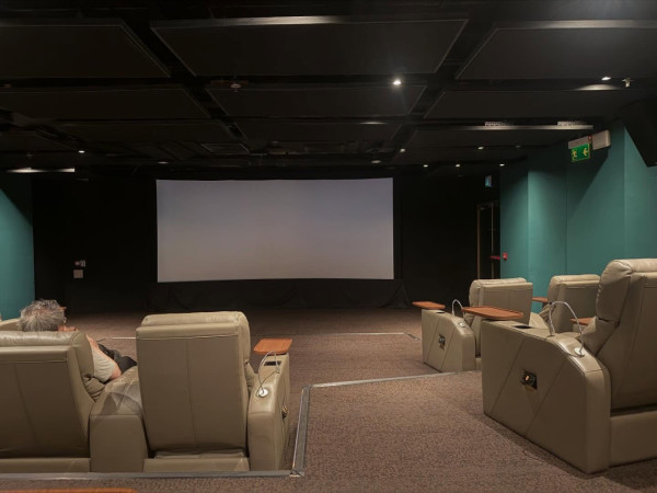 太古城$170躺平戲院包爆谷！網民揭隱藏VIP院：爽過頭等vs似揼骨房