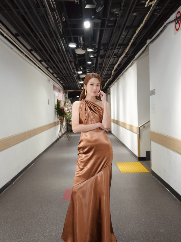 姚子羚夜蒲秘會富商斷正親暱行為曝光 傳新戀情男方背景猛料！星二代姊弟戀疑玩完？