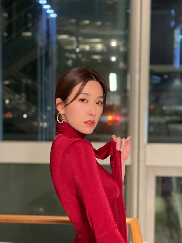 姚子羚夜蒲秘會富商斷正親暱行為曝光 傳新戀情男方背景猛料！星二代姊弟戀疑玩完？