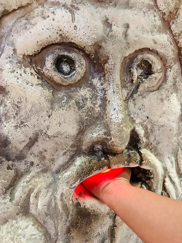 深水埗$8隱藏算命師！網民挑戰童年陰影：驚被咬斷手 揭經典「睇掌機」地點