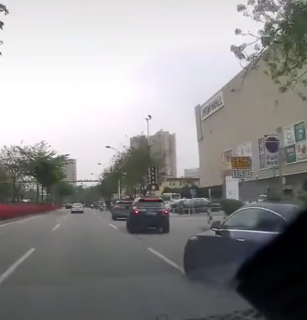 【車Cam直擊】港車北上影衰香港人？平治男路怒發惡加速倒車撞人 自食惡果網民心涼【有片】