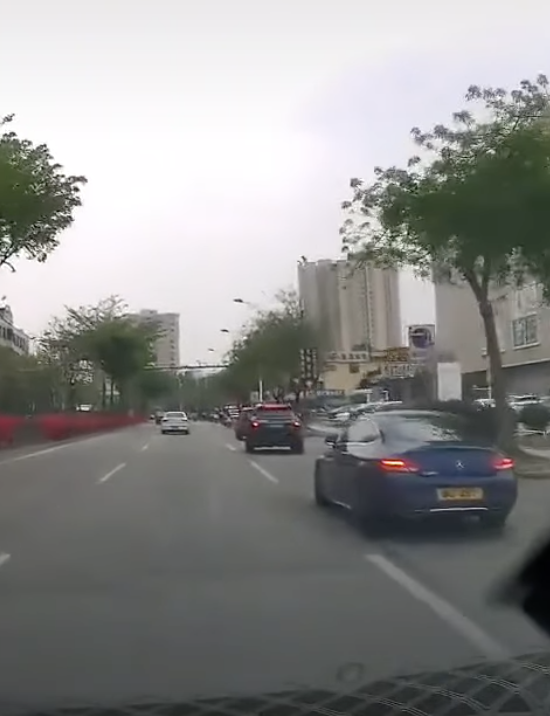 【車Cam直擊】港車北上影衰香港人？平治男路怒發惡加速倒車撞人 自食惡果網民心涼【有片】