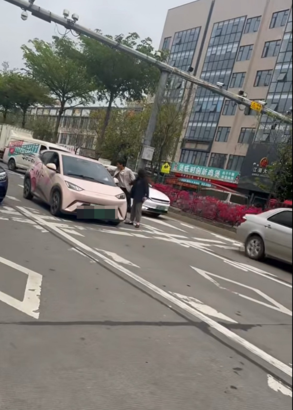 【車Cam直擊】港車北上影衰香港人？平治男路怒發惡加速倒車撞人 自食惡果網民心涼【有片】