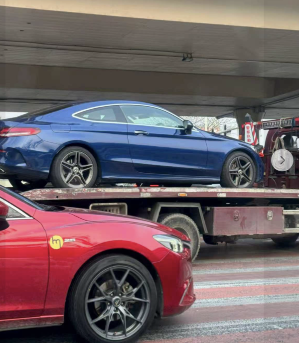 【車Cam直擊】港車北上影衰香港人？平治男路怒發惡加速倒車撞人 自食惡果網民心涼【有片】