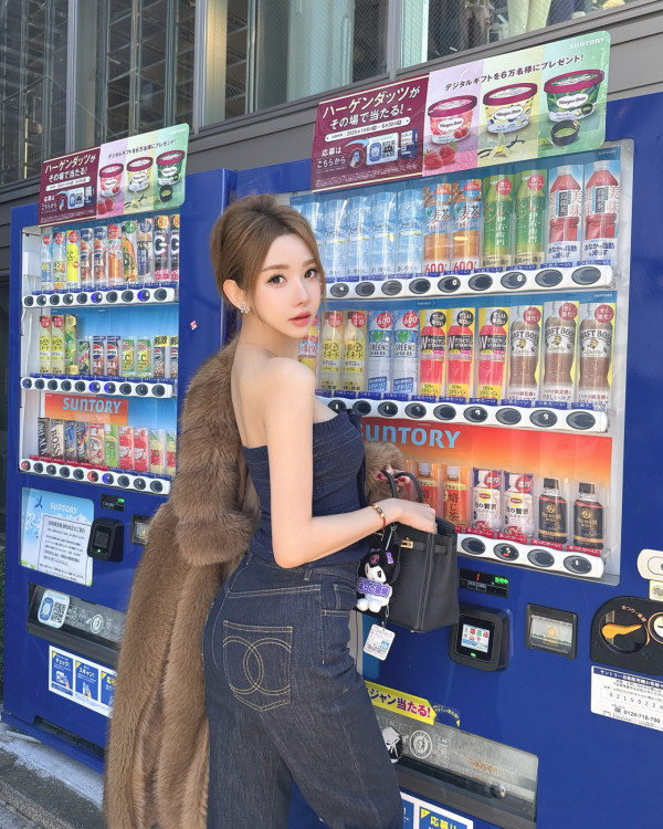 陳冠希舊愛Cammi中門大開晒全身LV！惹火真空春光乍洩拋窒網民︰犯晒規