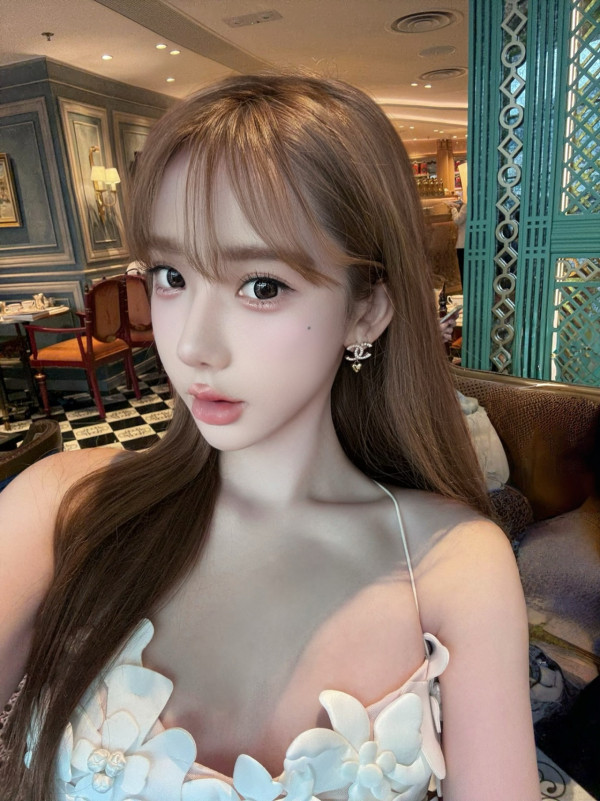 陳冠希舊愛Cammi中門大開晒全身LV！惹火真空春光乍洩拋窒網民︰犯晒規