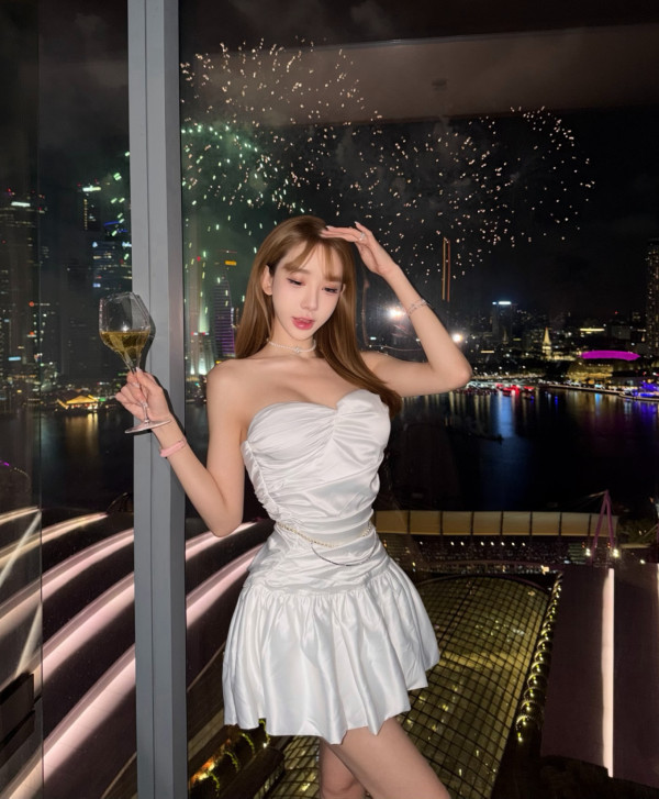 陳冠希舊愛Cammi中門大開晒全身LV！惹火真空春光乍洩拋窒網民︰犯晒規