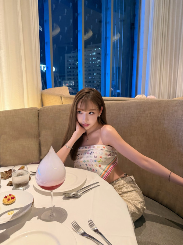 陳冠希舊愛Cammi中門大開晒全身LV！惹火真空春光乍洩拋窒網民︰犯晒規