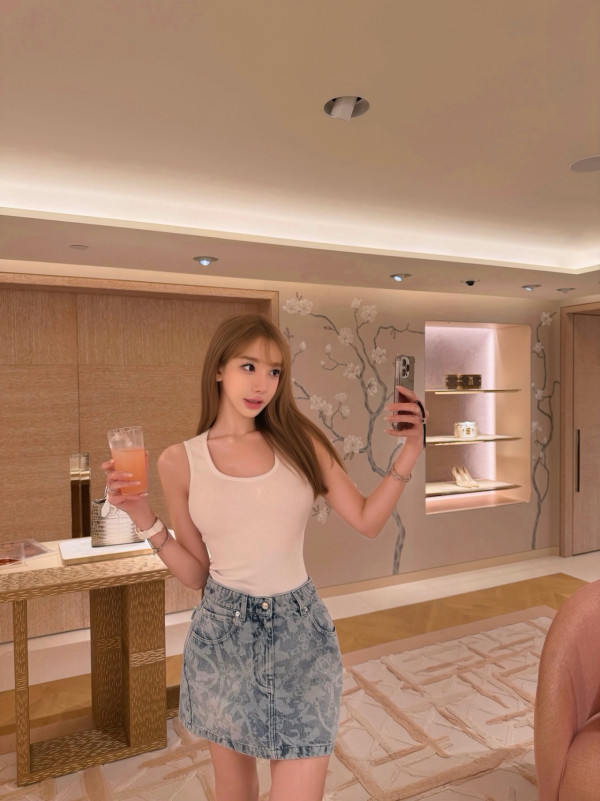 陳冠希舊愛Cammi中門大開晒全身LV！惹火真空春光乍洩拋窒網民︰犯晒規