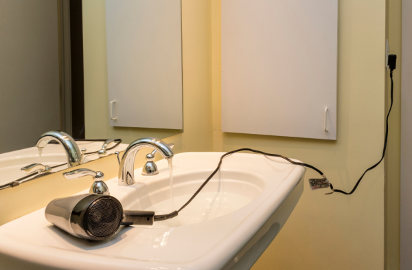 浴室吹頭如「自製炸彈」？內地女風筒突爆炸「手被炸黑」專家揭致命關鍵