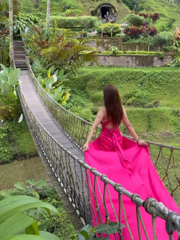 前TVB咪神峇里解放超低胸直落肚臍！比堅尼躺浮床晒魔鬼身材極養眼