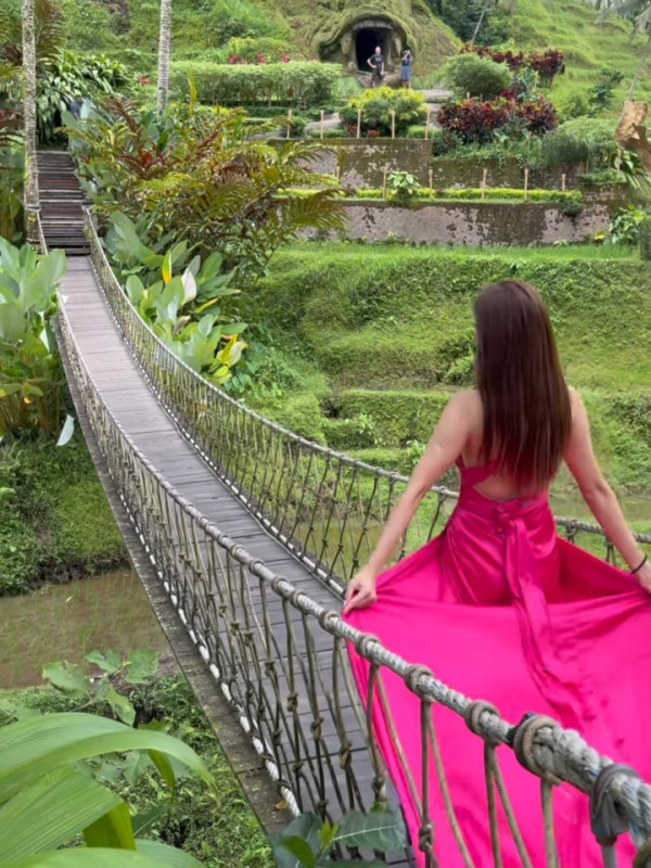 前TVB咪神峇里解放超低胸直落肚臍！比堅尼躺浮床晒魔鬼身材極養眼