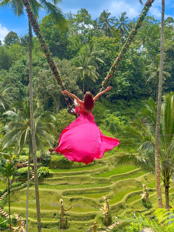 前TVB咪神峇里解放超低胸直落肚臍！比堅尼躺浮床晒魔鬼身材極養眼
