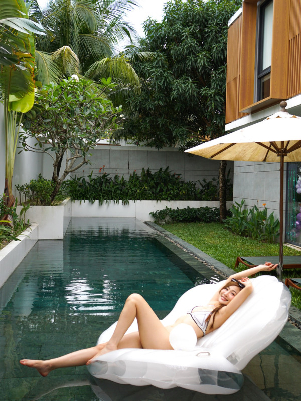 前TVB咪神峇里解放超低胸直落肚臍!比堅尼躺浮床晒魔鬼身材極養眼