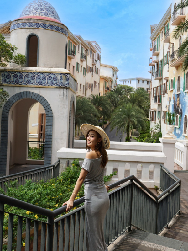 前TVB咪神峇里解放超低胸直落肚臍!比堅尼躺浮床晒魔鬼身材極養眼