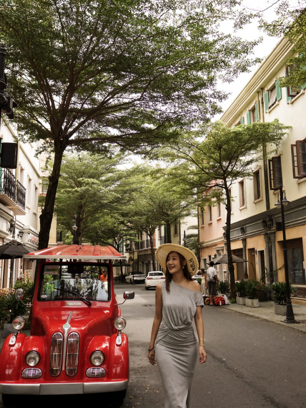 前TVB咪神峇里解放超低胸直落肚臍!比堅尼躺浮床晒魔鬼身材極養眼