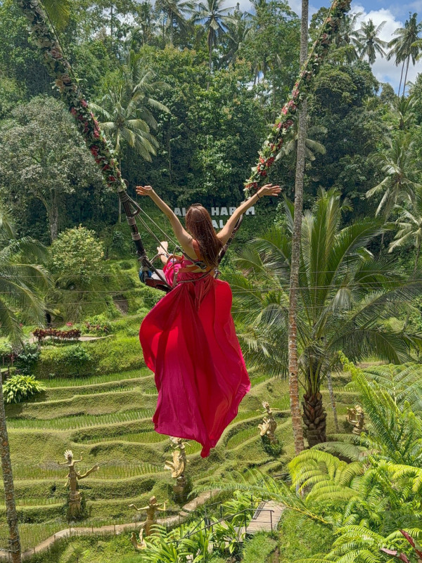 前TVB咪神峇里解放超低胸直落肚臍!比堅尼躺浮床晒魔鬼身材極養眼