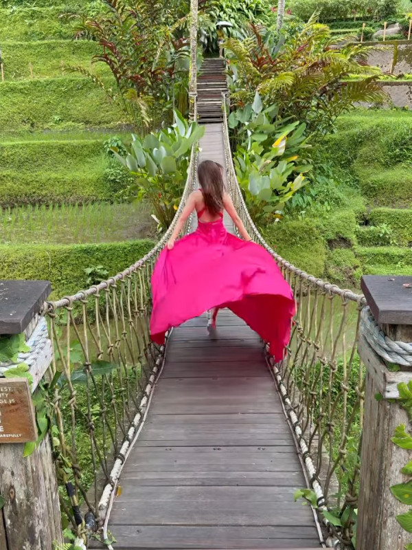 前TVB咪神峇里解放超低胸直落肚臍！比堅尼躺浮床晒魔鬼身材極養眼