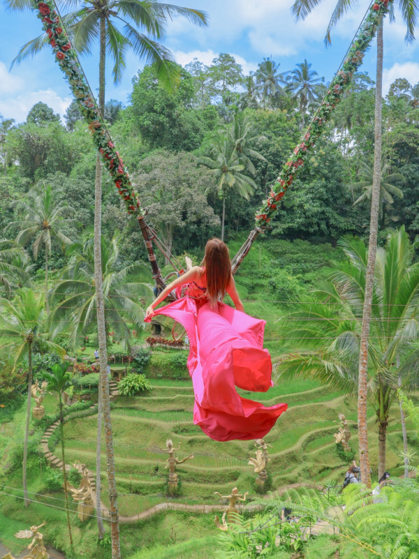 前TVB咪神峇里解放超低胸直落肚臍！比堅尼躺浮床晒魔鬼身材極養眼