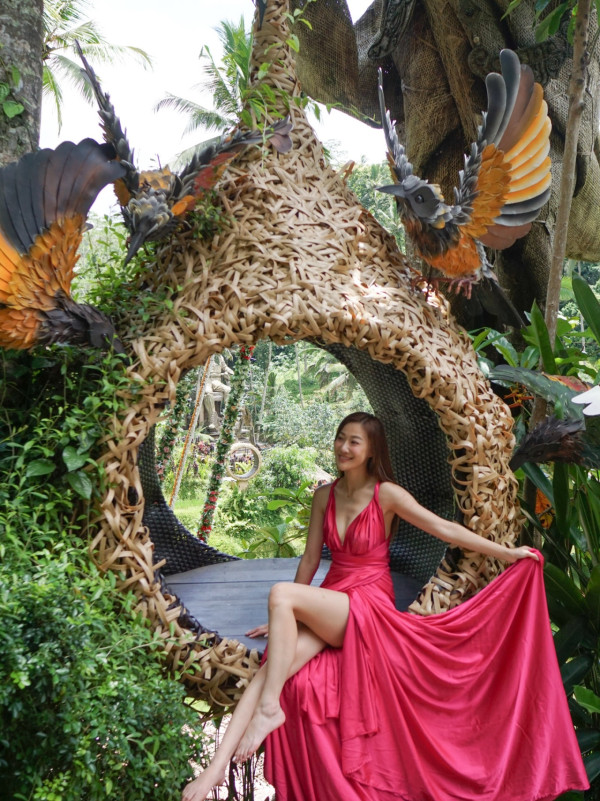 前TVB咪神峇里解放超低胸直落肚臍！比堅尼躺浮床晒魔鬼身材極養眼